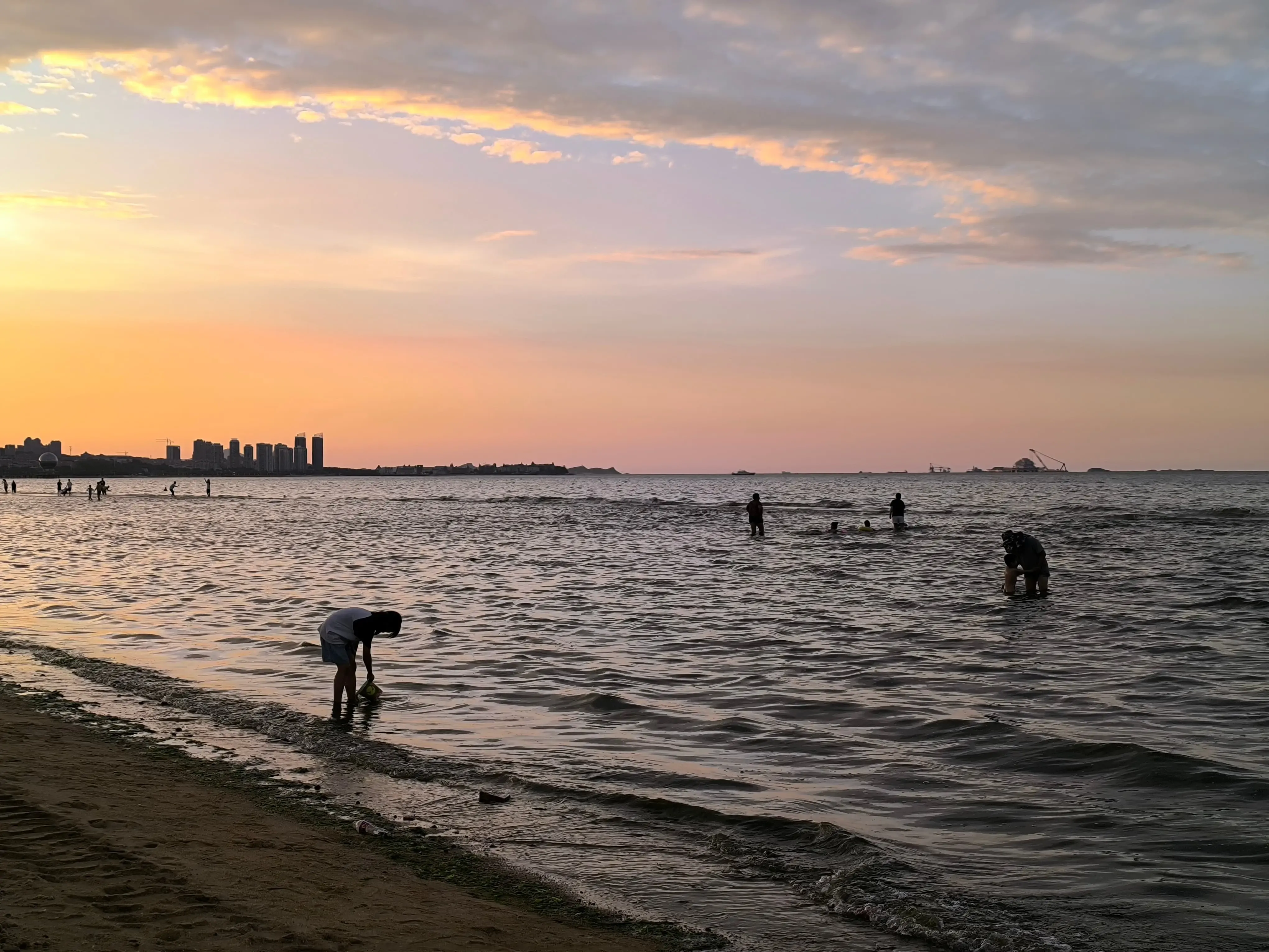 海边的晚霞，拍摄于 2025 年 7 月，烟台